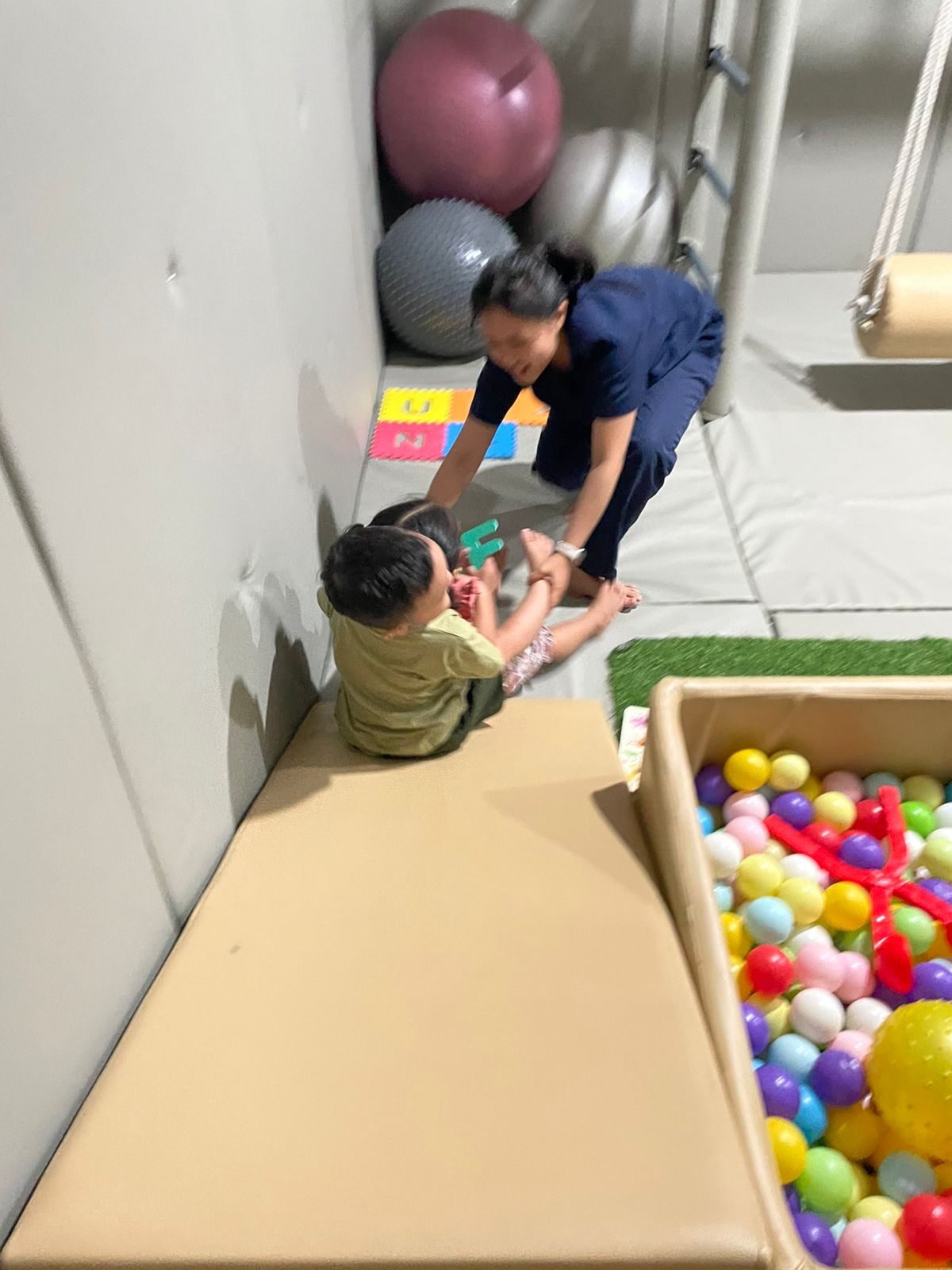 Sesi terapi anak bersama terapis di Rumah Biru